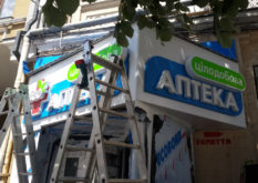 монтаж двухсторонней рекламной стелы