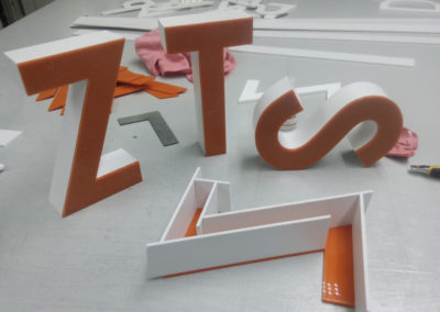 покраска рекламных букв