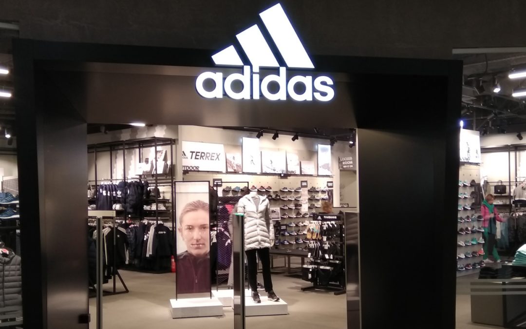 Фасадная вывеска магазина ADIDAS
