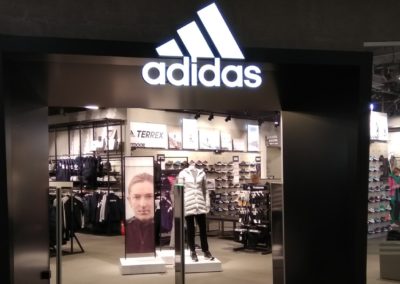 Фасадна вивіска магазину ADIDAS