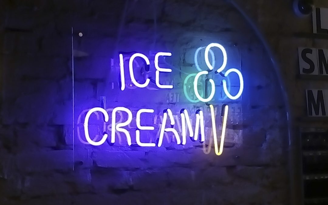 Неоновая вывеска STORE