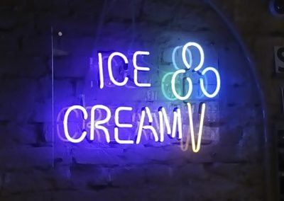 Неонова вивіска STORE