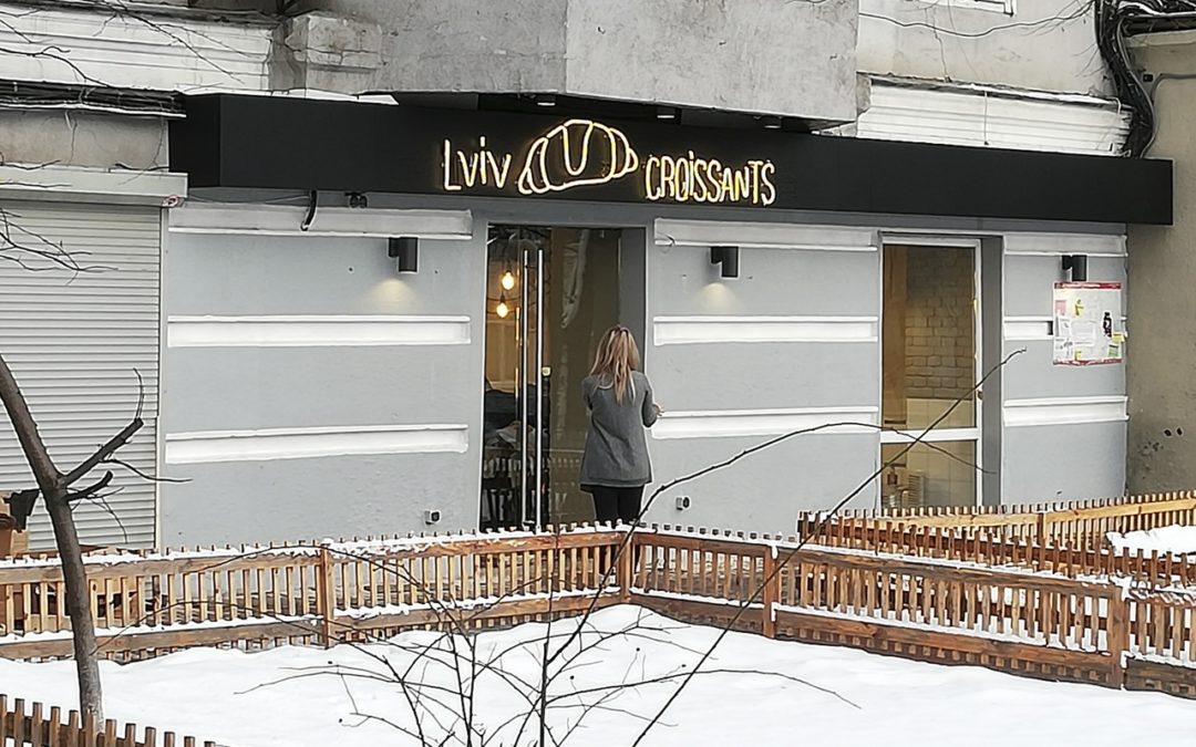 Неон-вывеска LVIV CROISSANTS