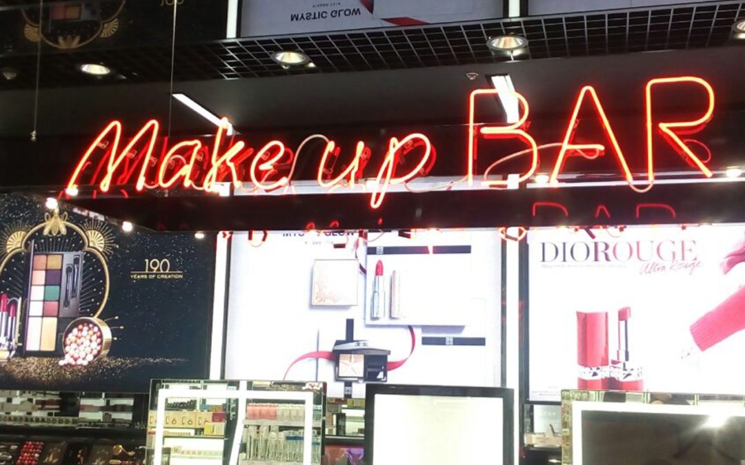 Неоновые вывески MAKE UP BAR