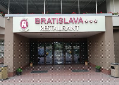 Фасадні вивіски для готелю Братислава