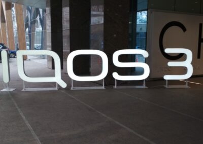 Окремо стоячі алюмінієві букви IQOS 3