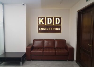 Логотип KDD зі сталі Cor-ten