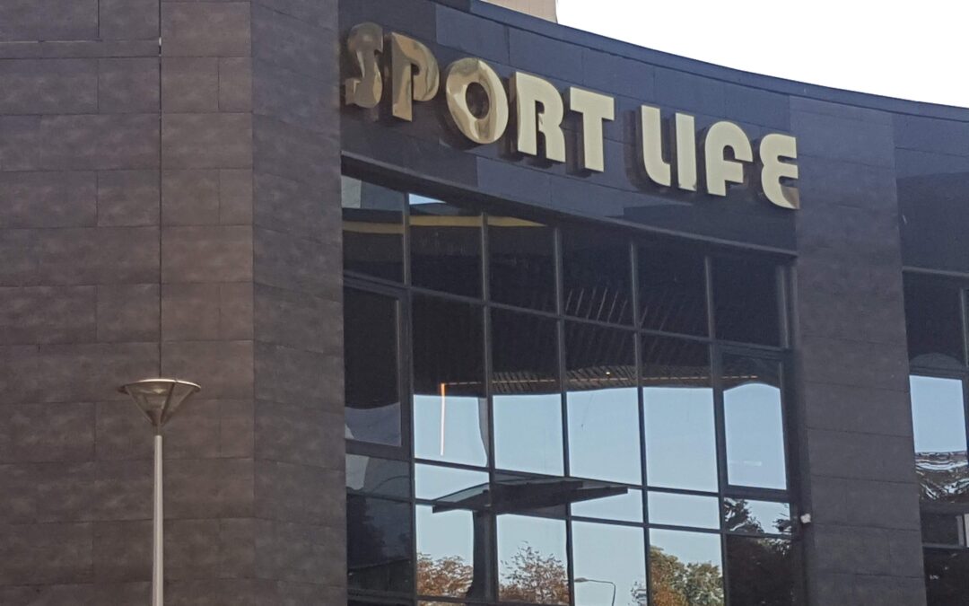 Объемные буквы SPORT LIFE из зеркальной нержавеющей стали