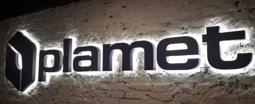 Логотип с контражурной подсветкой Plamet