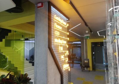 Металеві конструкції в інтер’єрі NAVI з навігацією LED неоном