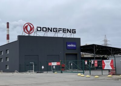 Dongfeng — дахова конструкція з алюмінієвими об’ємними літерами