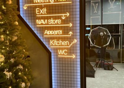 Металеві конструкції в інтер’єрі NAVI з навігацією LED неоном