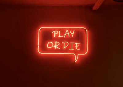 Неонова вивіска play or die